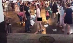 Cô gái cởi đồ giữa phố vì không được tặng điện thoại Iphone 6S