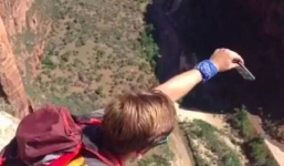 “Điện thoại sắp rơi” thành trào lưu giới trẻ trên thế giới