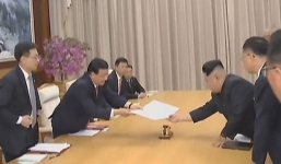 Video: Kim Jong-un 'hăm hở' nhận thư tay của Tập Cận Bình
