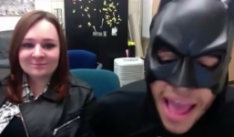 Xem 'người Dơi' ngoại quốc cover 'Vầng trăng khóc'