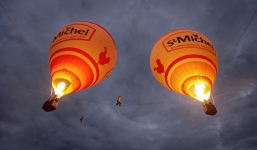 Thót tim với màn biểu diễn đi dây thăng bằng giữa hai khinh khí cầu