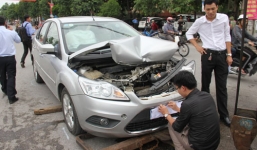 Tài xế xe biển xanh vội che biển số sau khi gây tai nạn