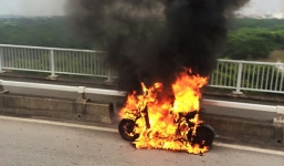 Nổ xe đạp điện, nữ sinh văng ra khỏi xe bất tỉnh