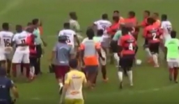  Video: Trọng tài rút thẻ đỏ đuổi 11 cầu thủ khỏi sân