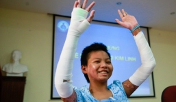 Bé gái bán vé số bị mẹ tưới xăng đốt được xuất viện