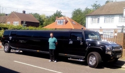 Người tị nạn dùng siêu xe Limousine để di chuyển