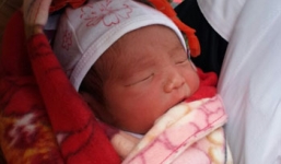 Phát hiện bé sơ sinh bị bỏ rơi trong vườn nhà