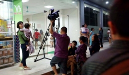 Video: Đối tượng lạ mặt thu máy quay của phóng viên TTXVN