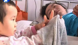 Bé gái 3 tuổi chăm mẹ nằm liệt giường ở bệnh viện như người lớn