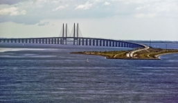 Kỳ lạ cây cầu duy nhất trên thế giới đi thẳng xuống lòng biển