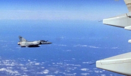 Hành khách hoảng hồn khi chiến đấu cơ áp sát máy bay 