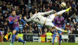 Những pha bắt volley đẳng cấp trong môn thể thao vua