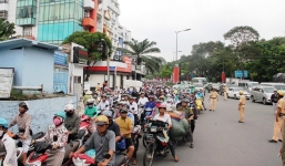 Tai nạn giao thông chết người, đường ra sân bay Tân Sơn Nhất kẹt cứng