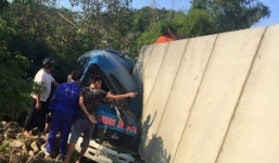 Xe container đâm xe buýt, 2 người tử vong