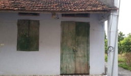 Bé gái 10 tuổi nghi bị đánh, nhốt trong chùa phải ăn cơm với muối