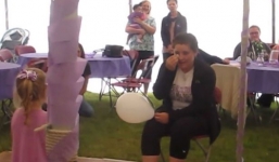 Bé gái 4 tuổi hát tặng người mẹ ung thư gây xúc động