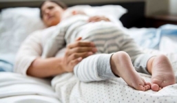 Bé trai sơ sinh chết ngạt do ngủ chung với mẹ