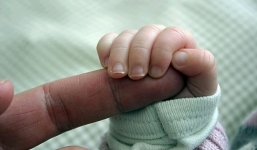 Cặp bé sinh đôi bị chết sau khi bệnh viện rút ống thở dù gia đình phản đối