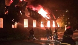 Hai lính cứu hỏa bị bỏng nặng khi chữa cháy xưởng nhựa trong đêm