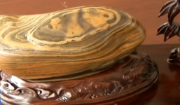 Nhặt được hòn đá kỳ lạ được định giá 523 tỷ đồng