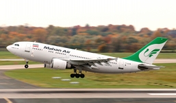 Máy bay chở 400 khách rơi động cơ khi vừa cất cánh