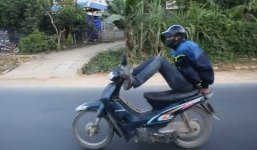 Video nam thanh niên lái xe máy bằng chân chạy 80 km/h ở Hòa Bình
