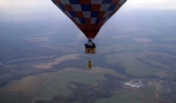 Video: Thót tim với màn treo người ở độ cao 1500m nhờ vào băng keo