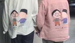 Thú vị với hình ảnh 'cặp tình nhân già' mặc áo đôi, nắm tay nhau trên phố