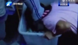 Video: Nữ sinh bắt bạn quỳ gối, dùng miệng bới rác gây phẫn nộ