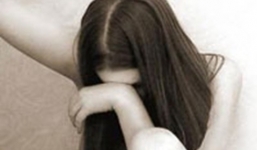 Tài xế xe ôm giở trò đồi bại với khách tại bãi đất trống