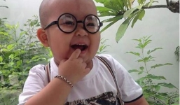 Bé mập 4 tuổi hát 'Nối lại tình xưa' 'đốn tim' cư dân mạng