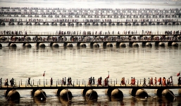 Choáng ngợp trước mạng lưới cầu phao khổng lồ trên sông Hằng, Ấn Độ