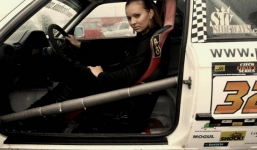 Cách đỗ xe của người đẹp khiến tài xế nam... đứng hình