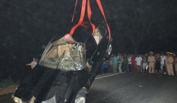 Phát hiện xác nam thanh niên trong xe ô tô biển xanh nằm dưới suối