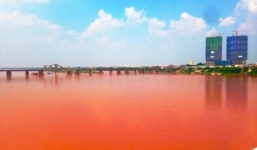 Bức ảnh nước sông Hồng chuyển màu đỏ gây xôn xao