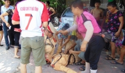 Cảnh sát giao thông bị người vi phạm tông trúng