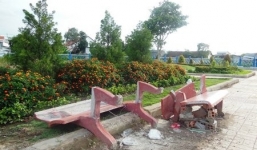 Đập 18 ghế đá công viên khi bị người yêu chia tay