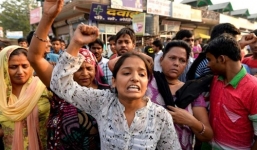 Hai bé gái Ấn Độ bị cưỡng bức tập thể gây rúng động