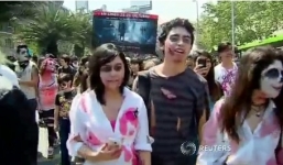 Video: Hàng nghìn 'thây ma' ngập tràn đường phố Chile