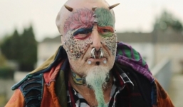 Xăm mặt và cắt tai để trông giống con vẹt