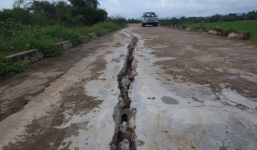 Xuất hiện vết nứt dài 12m trên đê tả sông Hồng