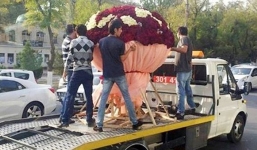 Chàng trai dùng xe tải chở bó hoa 1.000 bông tặng bạn gái 