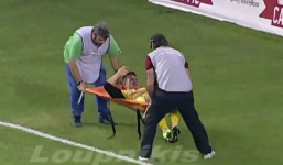 Video: Cầu thủ 'ăn đủ' do đắc tội với nhân viên khiêng cáng 