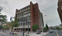 Cháu bị kiện vì làm gãy tay bà khi ôm hôn