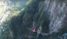 Video: Đi bộ trên dây vắt ngang qua hẻm núi tại Trung Quốc