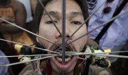 Những hình ảnh “nhức mắt” trong lễ ăn chay hành xác tại Phuket, Thái Lan