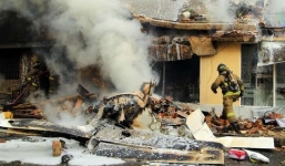 Máy bay đâm xuống tiệm bánh khi vừa cất cánh, 12 người thương vong