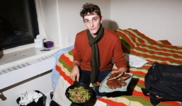 Nam sinh kiếm được 1,7 triệu/đêm nhờ bán hàng trong kí túc xá