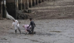 Clip ngư dân cõng khách du lịch thoát khỏi hố bùn