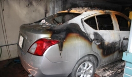 Ô tô phát nổ, bùng cháy trong gara giữa đêm
